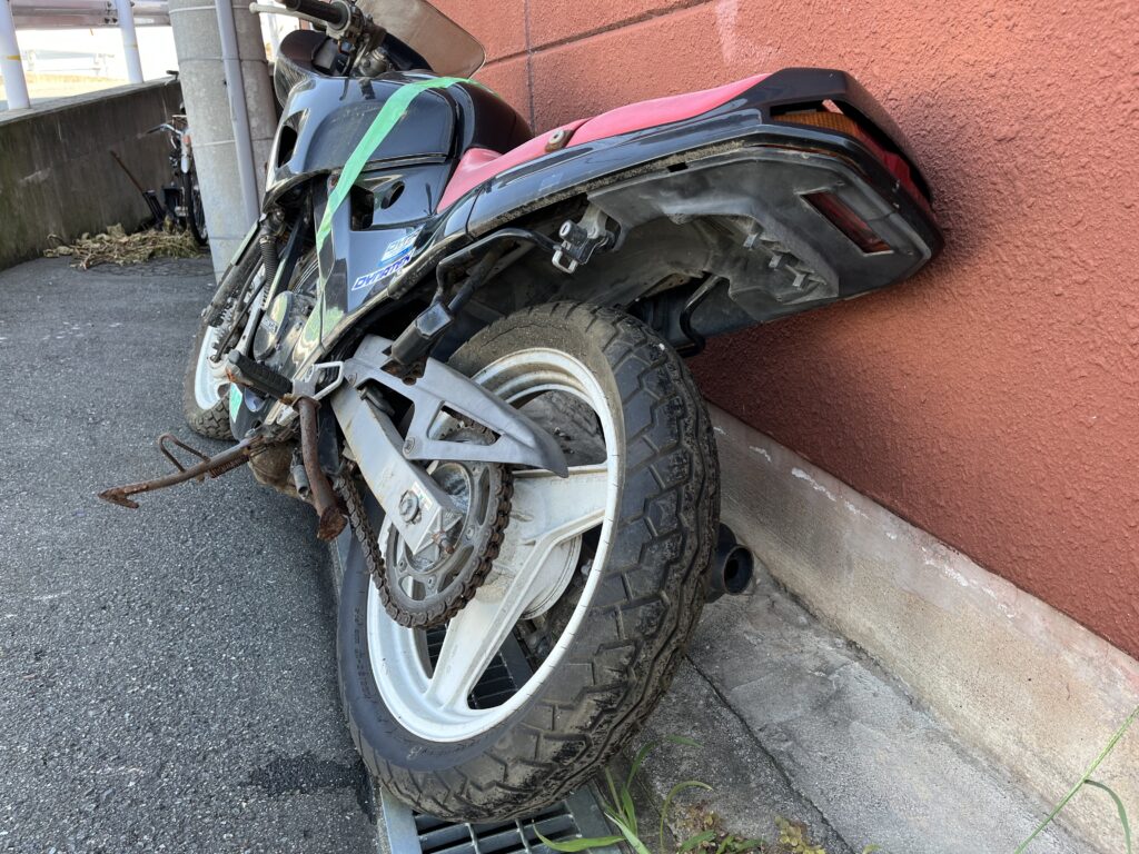 長期放置で倒れたバイク